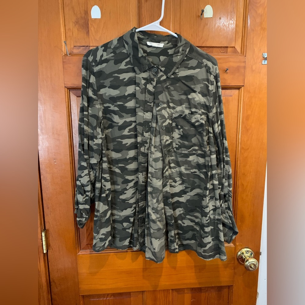 Women’s long sleeve button down camouflage collar shirt. Size 1X.